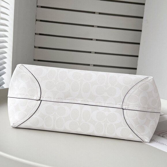 Coach City Tote Bag in Signature Canvas - Picture 6 of 9